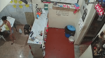 Nghi ghen tuông, người phụ nữ châm lửa đốt chồng ngay giữa cửa hàng