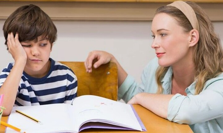 Những thói quen xấu của cha mẹ khiến con cái dễ bắt chước, nên thay đổi trước khi quá muộn