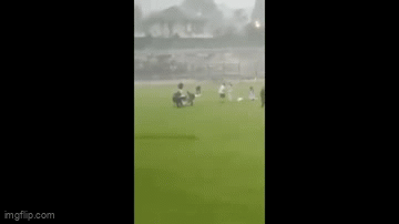 Video: Đang thi đấu trên sân, cầu thủ 21 tuổi thiệt mạng vì bị sét đánh vào đầu