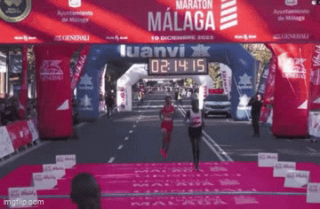 Chứng kiến người đối thủ gặp vấn đề về sức khỏe, VĐV có hành động nhận về cơn mưa lời khen