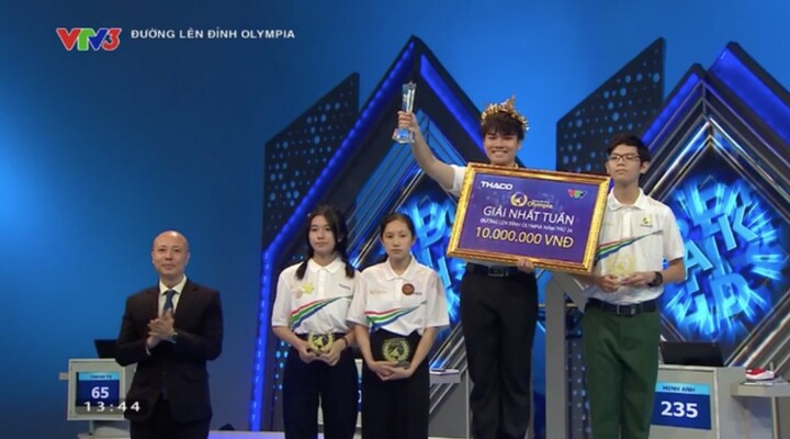 Nam sinh trường làng ở Hà Nội bứt tốc về đích, giành vòng nguyệt quế Đường lên đỉnh Olympia