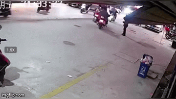 Video: Dân tình  "đứng hình " khi nắp cống bất ngờ phát nổ bay lên không trung