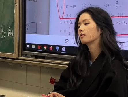 Cô giáo gây sốt mạng xã hội vì nhan sắc tựa 