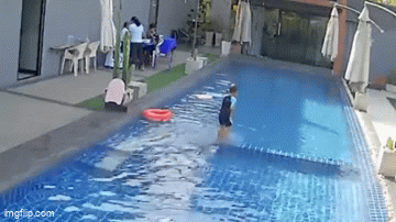 Video: Người đàn ông phản ứng cực nhanh khi thấy bé trai đuối nước