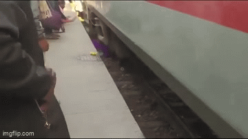 Hai con nhỏ bị rơi xuống đường ray tàu hỏa, người mẹ có hành động khiến nhiều người cảm phục