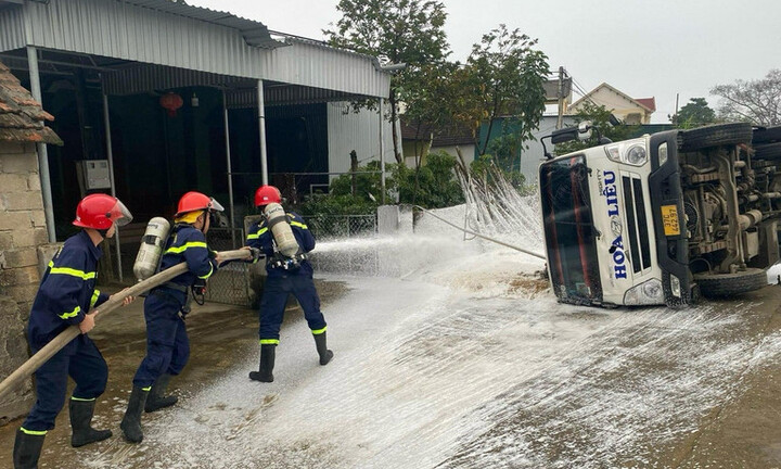 Nghệ An: Lật xe bồn chở 9.000 lít xăng, nhiều hộ dân phải sơ tán
