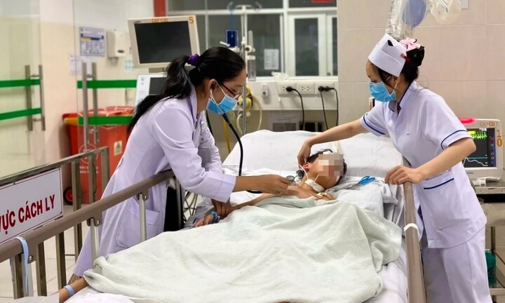 Điều khiển xe đạp điện tông vào cột điện, bé trai 12 tuổi bị đa chấn thương