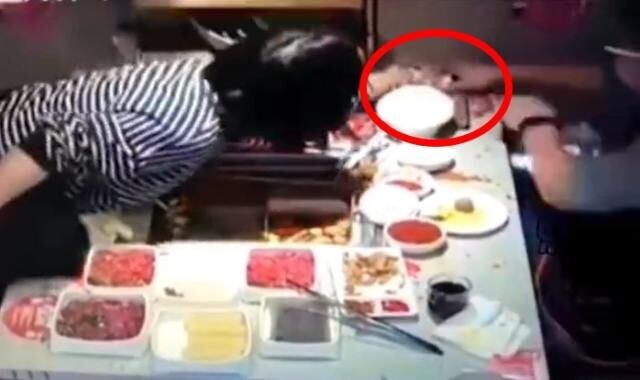 Đòi xem điện thoại bạn trai không được, cô gái có hành động khiến nhiều người kinh ngạc