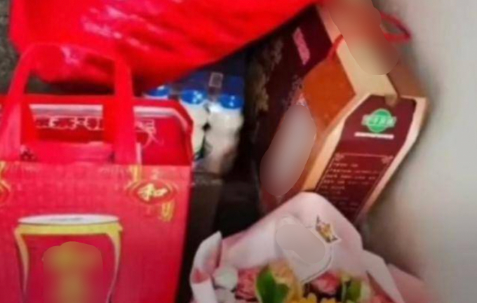 Khoe món quà phụ huynh tặng, cô giáo nhận 