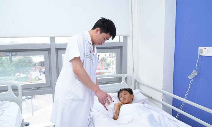 Bé trai 12 tuổi dập nát bàn tay do pháo tự chế: Bác sĩ khuyến cáo điều gì?
