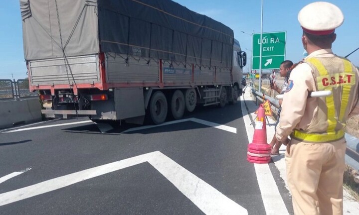 Bình Thuận: Không chấp hành kiểm tra, tài xế bỏ chạy, chặn xe ngang cao tốc Vĩnh Hảo - Phan Thiết