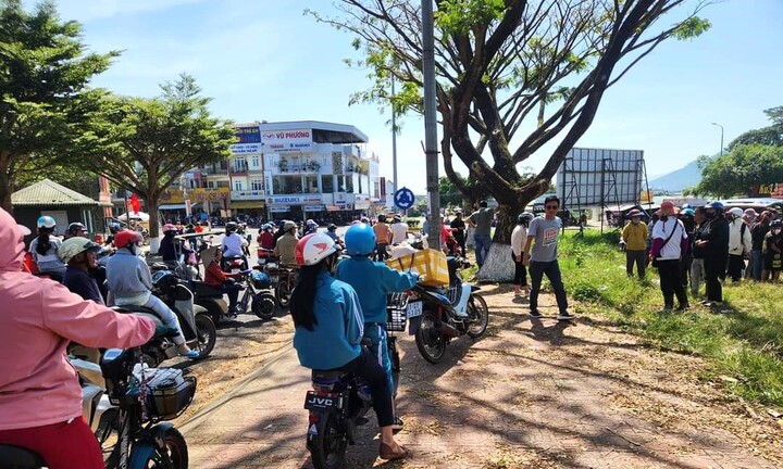 Lâm Đồng: Chở xe trứng vịt qua chợ Bảo Lộc, hai anh em bị chém phải nhập viện