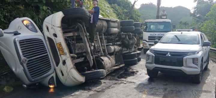 Tin tức tai nạn giao thông mới nhất ngày 17/1: Lật xe đầu kéo trên đường Hồ Chí Minh gây ùn tắc nghiêm trọng