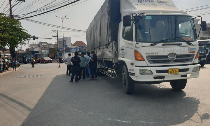 Tin tức tai nạn giao thông mới nhất ngày 19/1: Xe tải ôm cua va chạm xe máy, một người phụ nữ tử vong