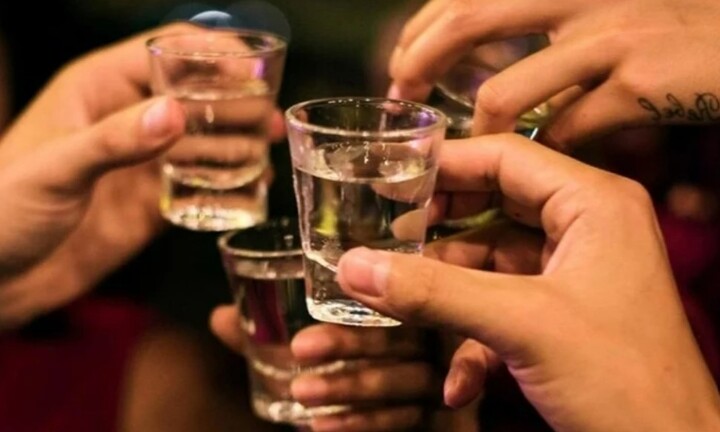 Bị sếp ép uống rượu ngay ngày đầu đi làm, cô gái có hành động khiến nhiều người đồng tình