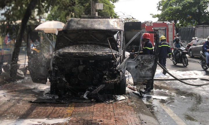 TP.HCM: Đang chạy trên đường, ô tô 16 chỗ bốc cháy trơ khung