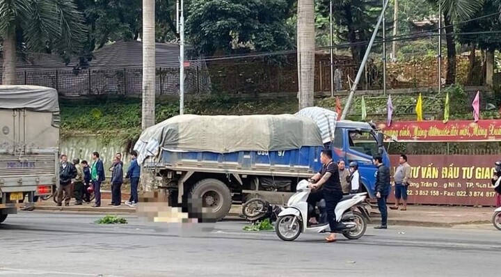 Tin tức tai nạn giao thông mới nhất ngày 22/1: Xe máy va chạm ô tô tải, một người tử vong