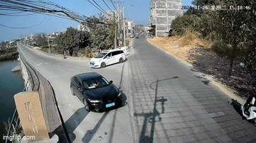 Video: Vào cua, nữ tài xế khiến xe SUV đâm gãy lan can rồi  "cắm " thẳng xuống hồ