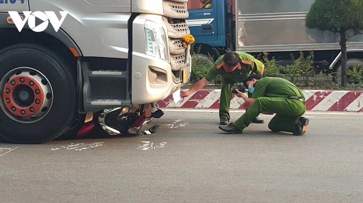 Tin tức tai nạn giao thông mới nhất ngày 28/1: Ô tô đầu kéo va chạm với xe máy, một người tử vong