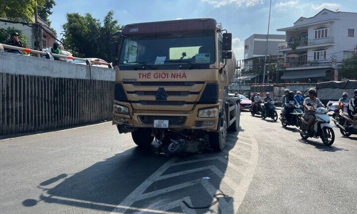 Tin tức tai nạn giao thông mới nhất ngày 31/1: Xe máy va chạm với tàu hoả, một người phụ nữ tử vong