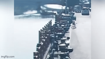 Xe đẩy bất ngờ lao xuống sông, cụ già 70 tuổi vội chèo thuyền tới cứu
