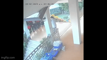 Ban công sập do du khách chụp ảnh nhóm, 12 người bị thương