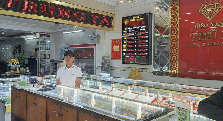 Người đàn ông cướp vàng bán mang tiền về cho vợ sắm tết