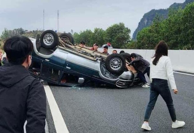 Tin tức tai nạn giao thông mới nhất ngày 8/2: Ô tô chở 8 người lật ngửa trên cao tốc, hai người bị thương