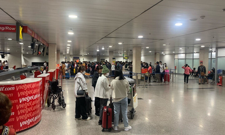 Sân bay Tân Sơn Nhất tất bật đón khách trở lại TP.HCM ngày mùng 3 Tết