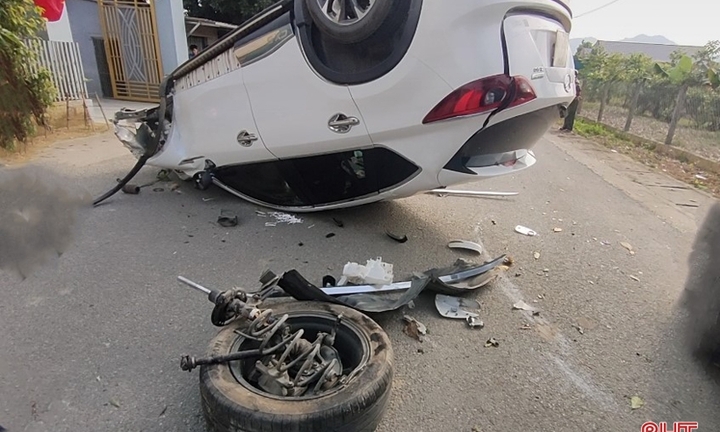 Tin tức tai nạn giao thông mới nhất ngày 14/2: Xe ô tô mất lái, lật ngửa giữa đường ở Hà Tĩnh