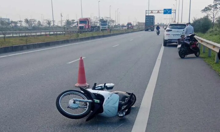 Tin tức tai nạn giao thông mới nhất ngày 16/2: Đánh võng xe máy trên đường, người đàn ông tự ngã rồi tử vong