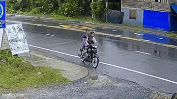 Xe máy bất ngờ bùng cháy khi khởi động, 3 cậu bé hốt hoảng bỏ chạy