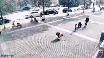 Đốt pháo trên nắp cống, cậu bé bị hất văng lên không trung