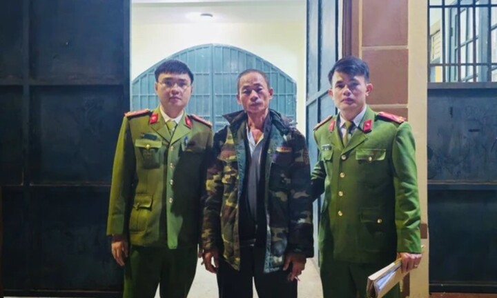 Bị yêu cầu kiểm tra nồng độ cồn, người đàn ông chửi bới, đánh công an