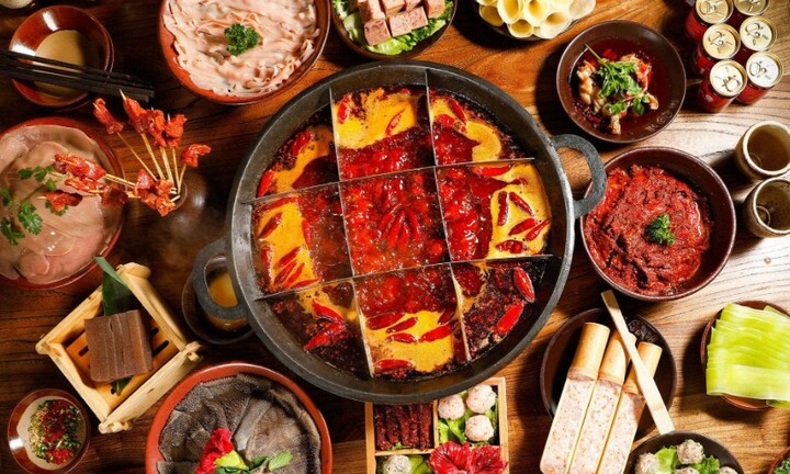 Hoan hỷ mời đồng nghiệp ăn lẩu, cô gái