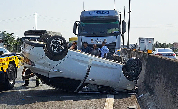 Tin tức tai nạn giao thông mới nhất ngày 20/2: Va chạm với xe tải cùng chiều, ô tô 5 chỗ lật ngửa trên cao tốc