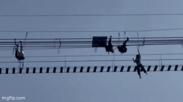 Video: Gặp sự cố khi chơi cầu treo, nhiều du khách bị treo lơ lửng giữa không trung