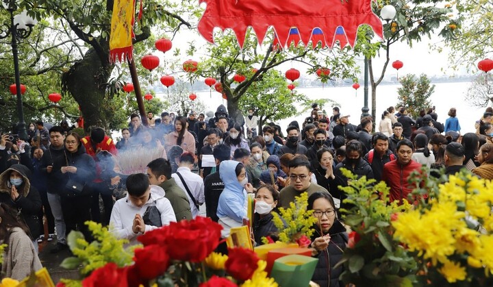 Bất chấp mưa rét, hàng nghìn người đổ về phủ Tây Hồ ngày Rằm tháng Giêng