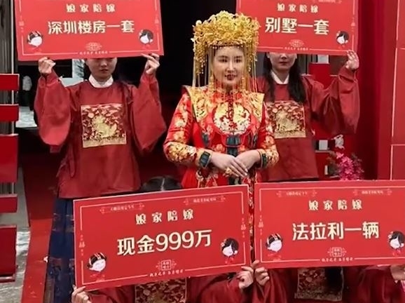 Cô dâu Trung Quốc tự chuẩn bị hồi môn hơn 100 tỷ đồng, danh tính chú rể khiến nhiều người bất ngờ