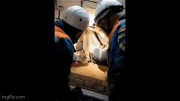 Kiểm tra đường ống nước nghe thấy tiếng kêu cứu sau tường, người dân tá hỏa liền gọi cứu hộ