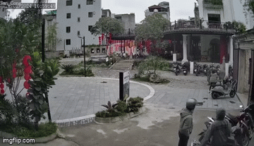 Bị đưa vé xe số 49, nam thanh niên hành hung người bảo vệ lớn tuổi