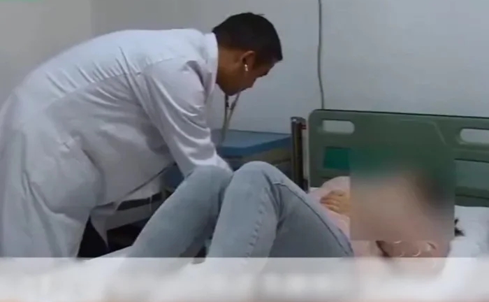 Bà mẹ Trung Quốc lên cơn vỡ mạch máu não vì dạy học con học bài