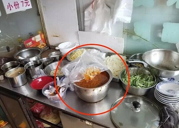 Thấy chồng mê món mì ngoại tiệm hơn cơm mình nấu, vợ sinh nghi đem kiểm tra thì phát hiện bí mật động trời