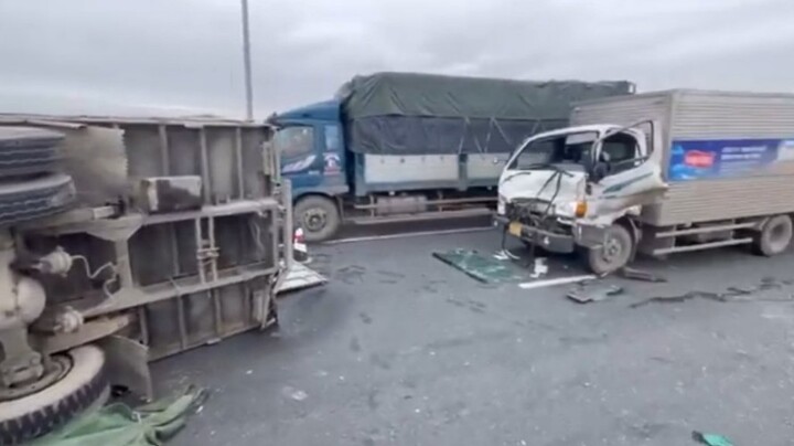 Tin tức tai nạn giao thông mới nhất ngày 2/3: Xe tải lật nghiêng trên cầu Phú Lương