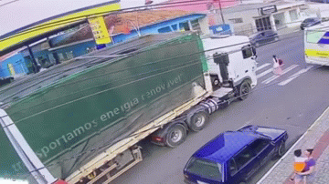Lọt vào  "điểm mù " xe tải khi đi bộ sang đường, người phụ nữ thoát chết thần kỳ
