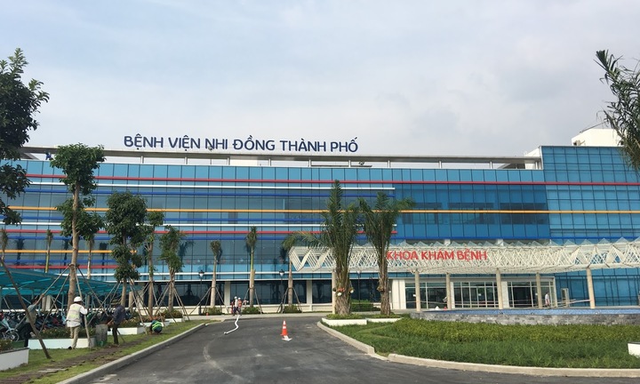 Cấp cứu bé trai 15 tuổi bị hàng xóm dùng kéo đâm vào đùi 