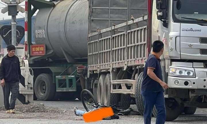 Tin tức tai nạn giao thông mới nhất ngày 6/3: Xe tải chuyển hướng, cuốn người đi xe đạp vào gầm