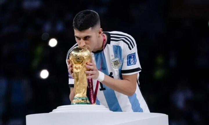 Đồng đội Messi bị vợ tố ngoại tình khiến cô bán áo đấu và huy chương vô địch