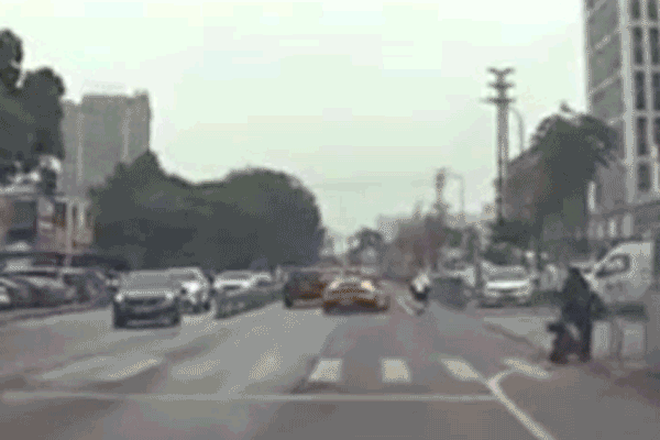 Siêu xe mất lái khi tăng tốc, xoay một vòng đâm vào rào chắn bên đường
