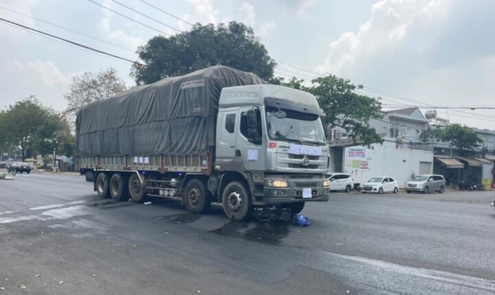 Ô tô tải cuốn xe đạp vào gầm, học sinh lớp 6 bị thương nặng